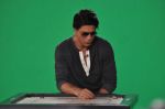Shahrukh Khan snapped playing carrom at a tv shoot in Mumbai on 24th Sept 2013 (1).JPG